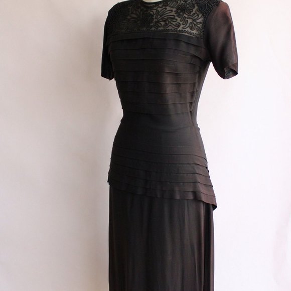 Vintage 1940s Dress / Black Rayon Dress With Soutache Trim, Peplum, and Shoulder - Picture 4 of 10
